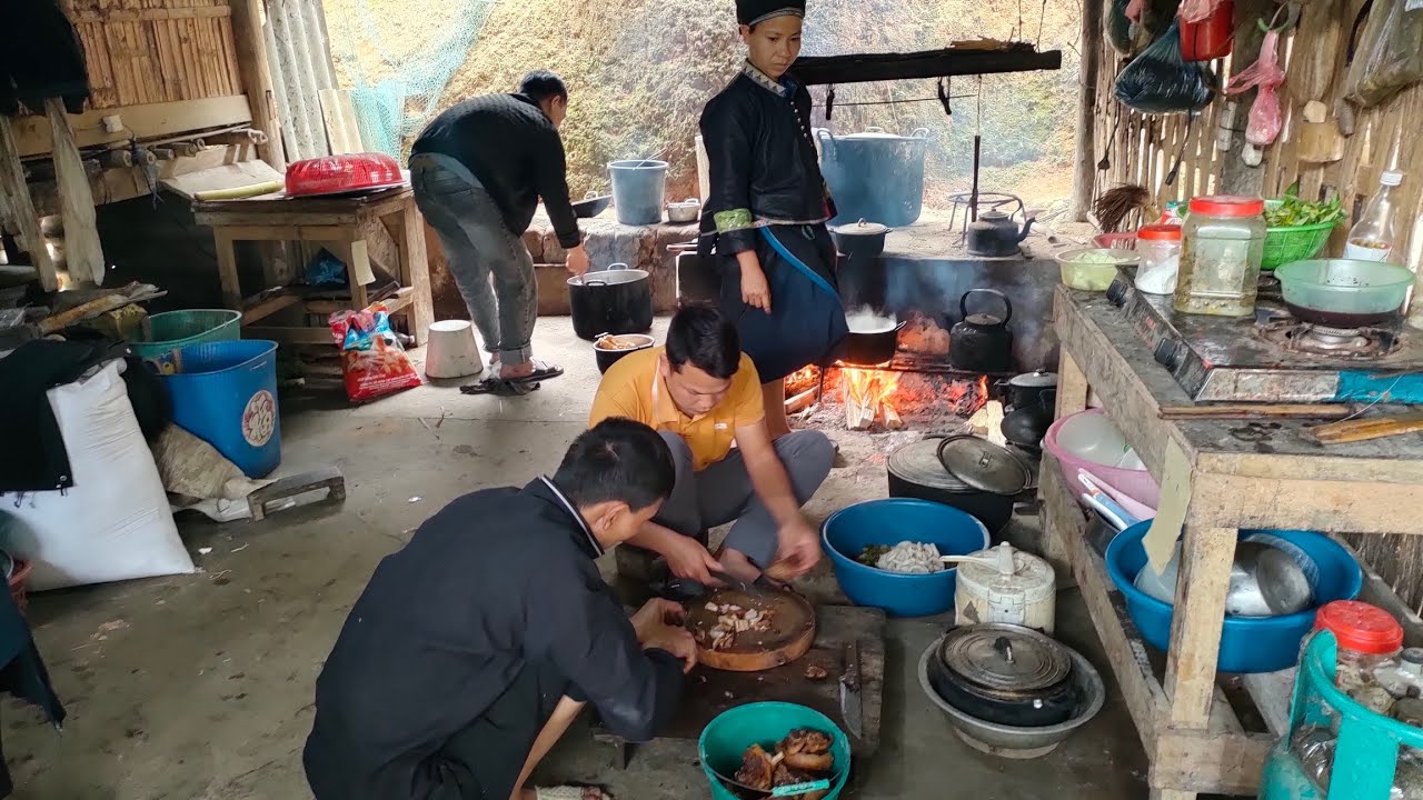 Cháu A Sùng chơi lớn mang hẳn lợn đen cáp nách đi chúc tết bố mẹ vợ. Tài Hà Giang
