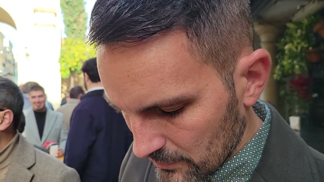 LA ESPERANZA NUNCA DUERME. ¿Quién esconde estampas de La Macarena para que nunca falte la Esperanza?