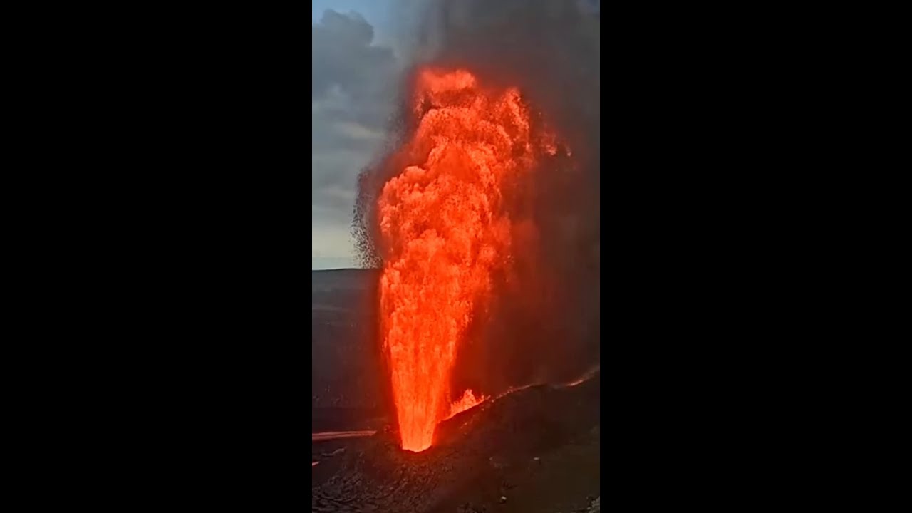 Hawaii's Kilauea Volcano Spews Lava 1000 Feet High