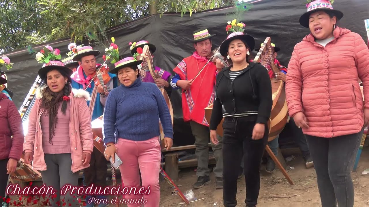 Toril con arpa y violín en la fiesta costumbrista de Chalcos 2023
