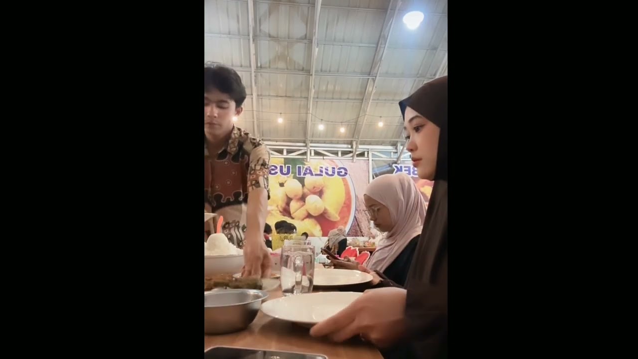 KAK JIE BUKBER SEBELUM MENGANTAR ADIK BUNGSUNYA KE PESANTREN