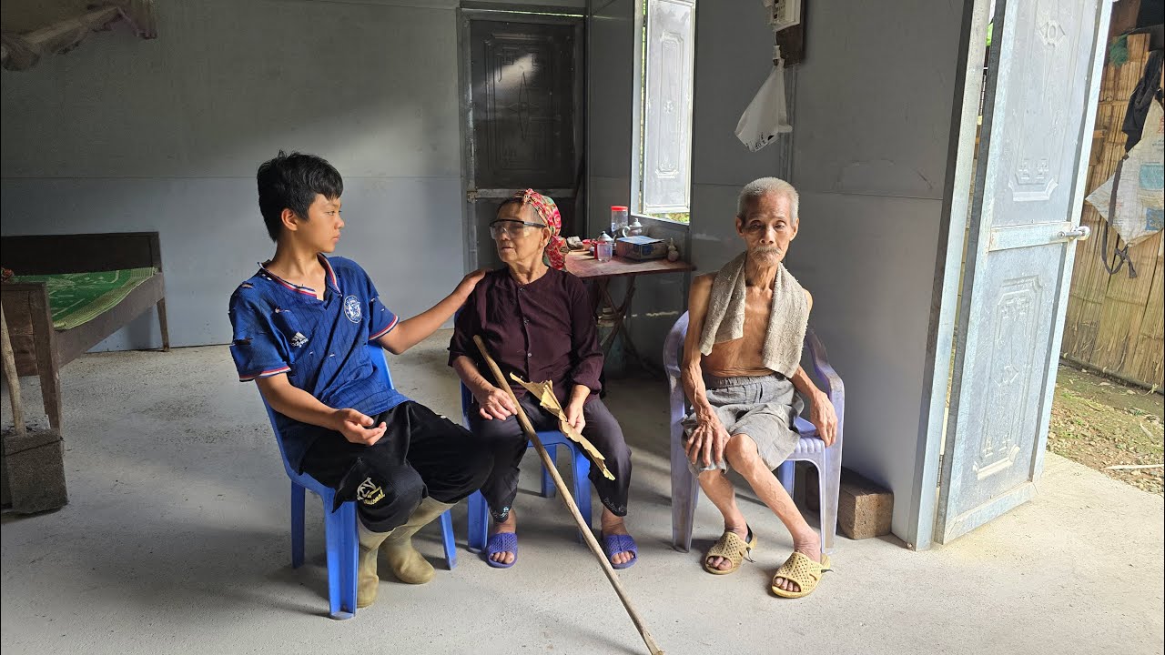 The orphan boy went to the forest to pick mushrooms and welcomed the old lady to visit his new home