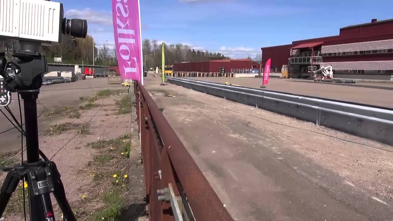 Krockprov med mc mot vägräcke
