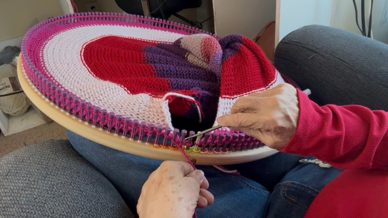 Knit and purls on loom,  come visit with me as I work and tell about my loom and blanket💕