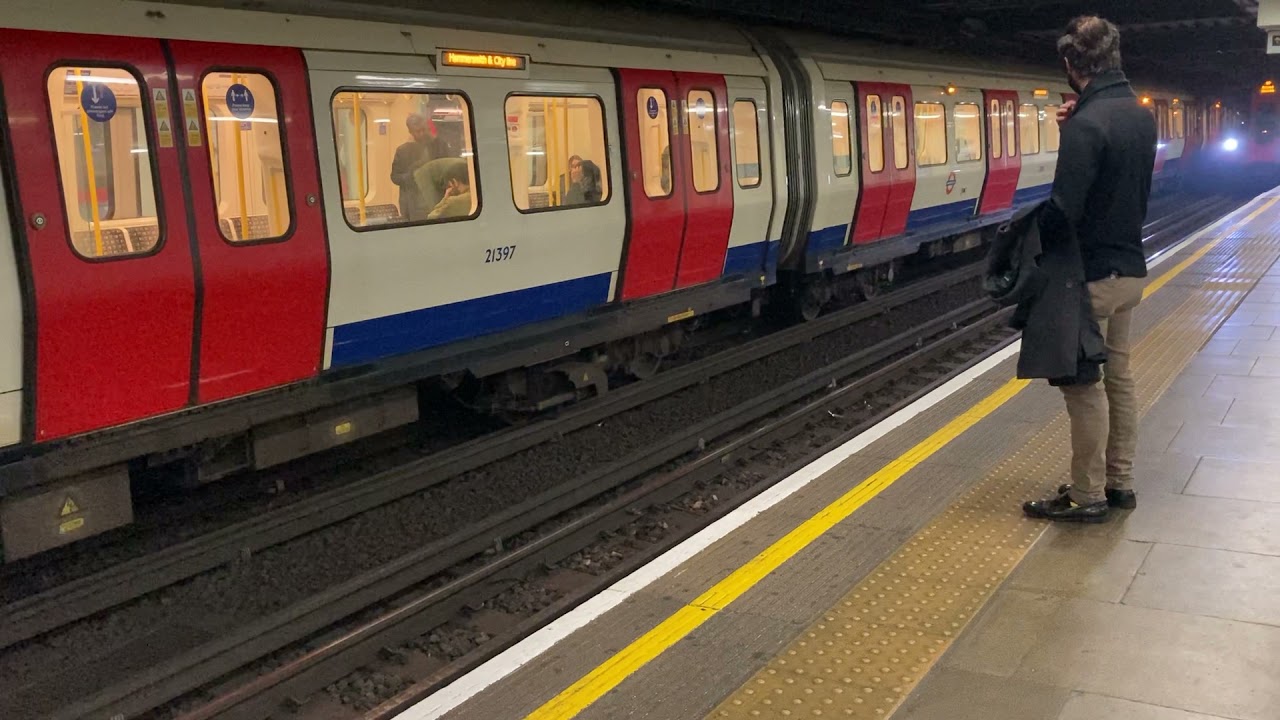 TFL London Underground Mile End Station ( 11 Dec 21 )