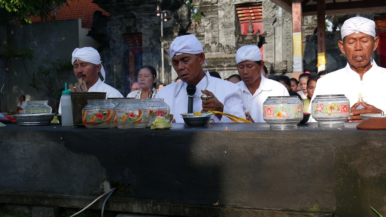Persembahyangan Hari Raya Kuningan Umat Hindu Madura