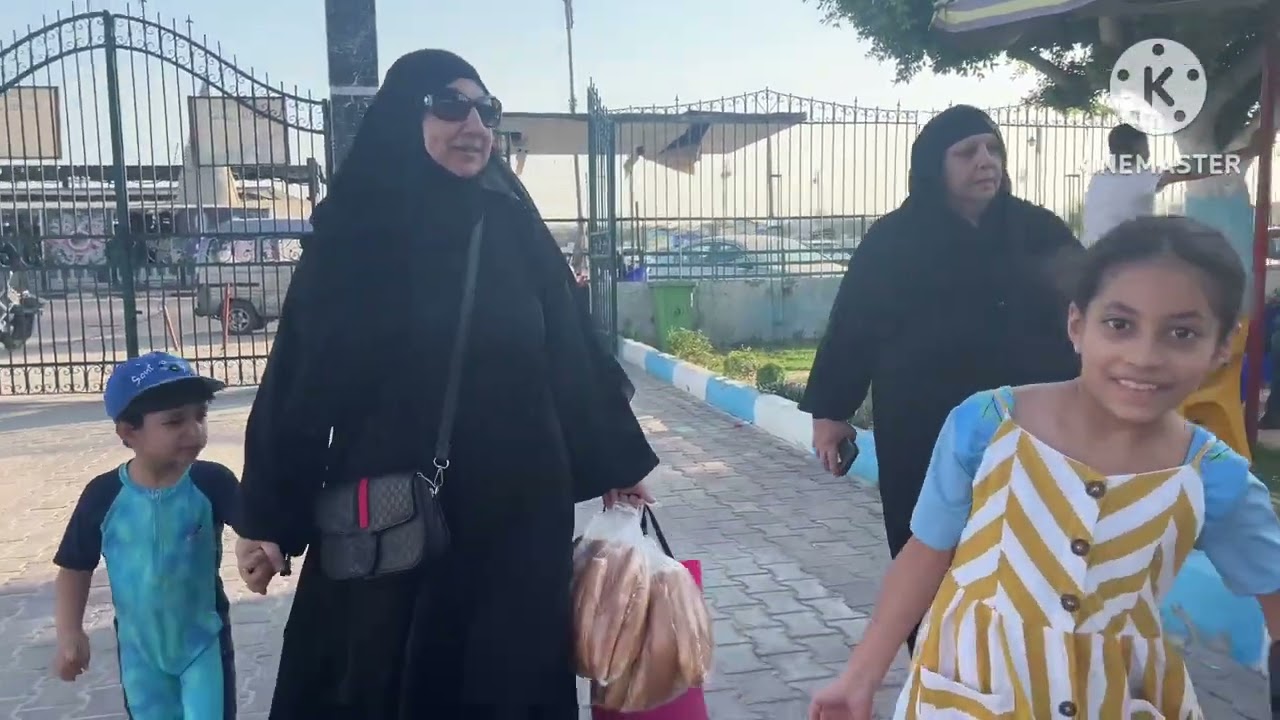 نستها الخناق وخدتها على البحر شويه هوا حلوين مع الكيك و الشاي ايه الروقان ده 👌