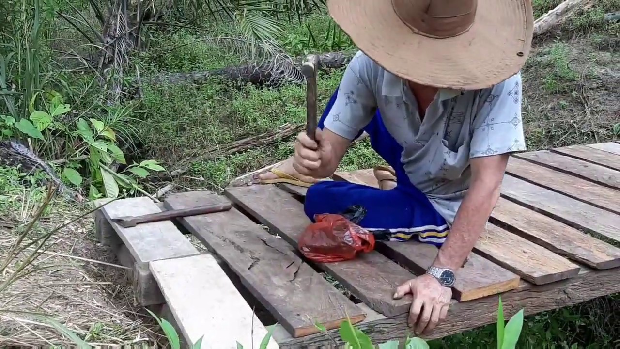 BIKIN JEBATAN PENYEBRANGAN SUNGAI KECIL MENGUNAKAN KAYU BELIAN/BESI