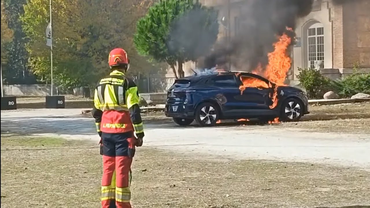 Provocando incendio en coche eléctrico