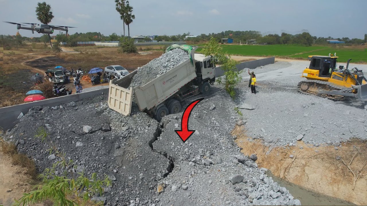 Dump Truck​ 25T In Stuck Construction Site Rescued By Dozer Shantui & excavator