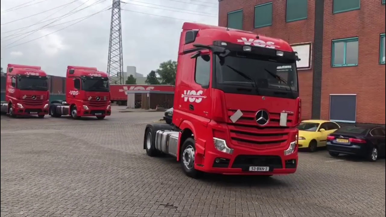 Negen spiegelloze Mercedes trucks voor Vos Transport