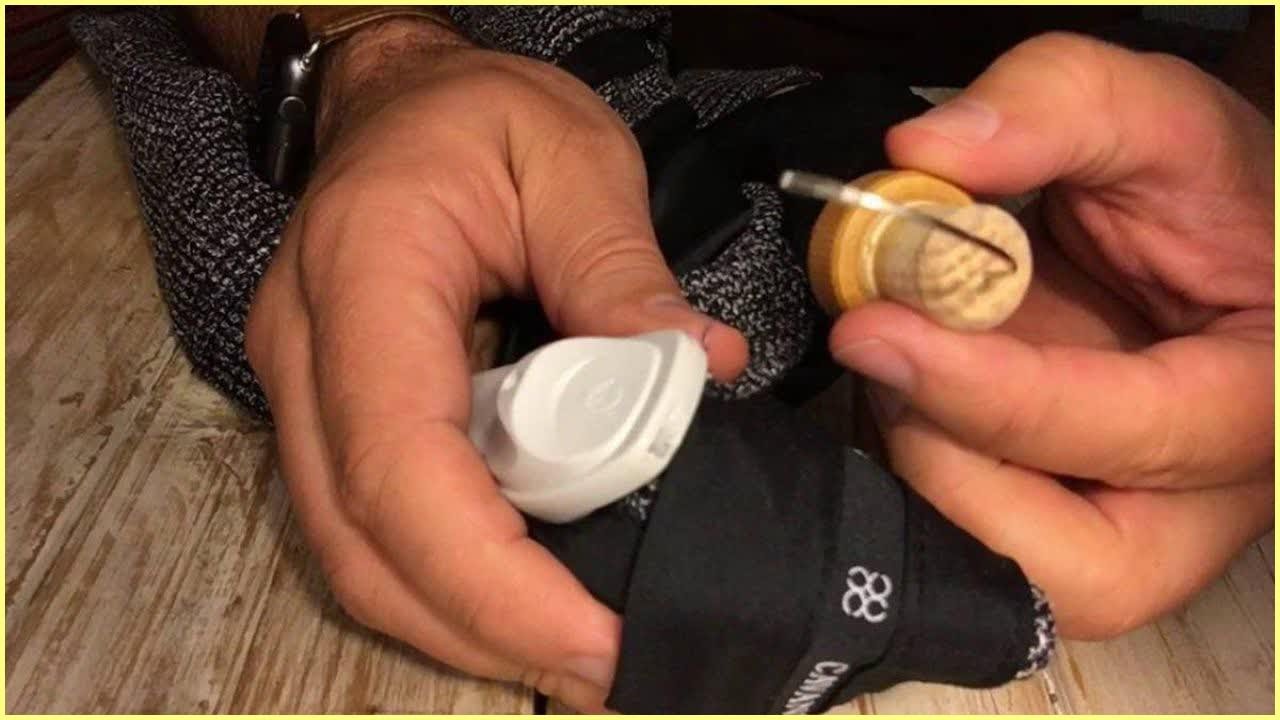 Comment enlever un antivol oublié sur un vêtement ?