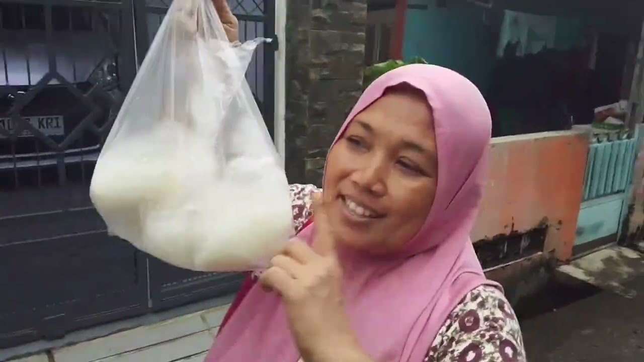 Jalan jalan beli es kelapa muda.. kepoin yuk