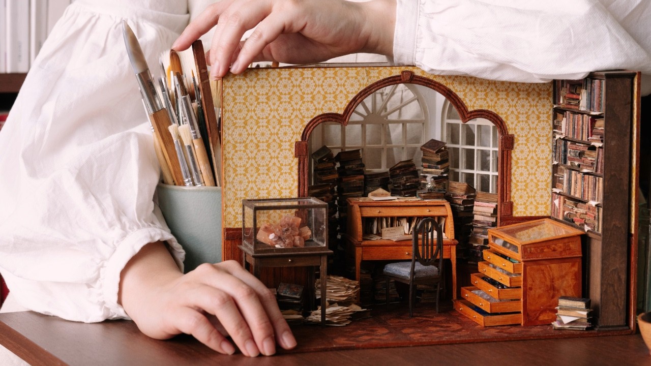 02 The Lady || A lovely dollhouse library for a crystal collector ♥