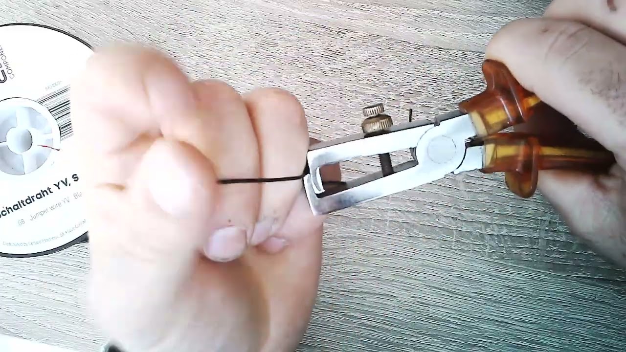 kabel strippen en tip voor het aan elkaar solderen van twee draden.