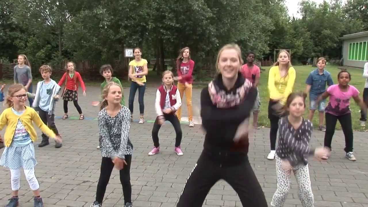 Saved by the bell 2015 clip dans bij het lied Saved by the bell