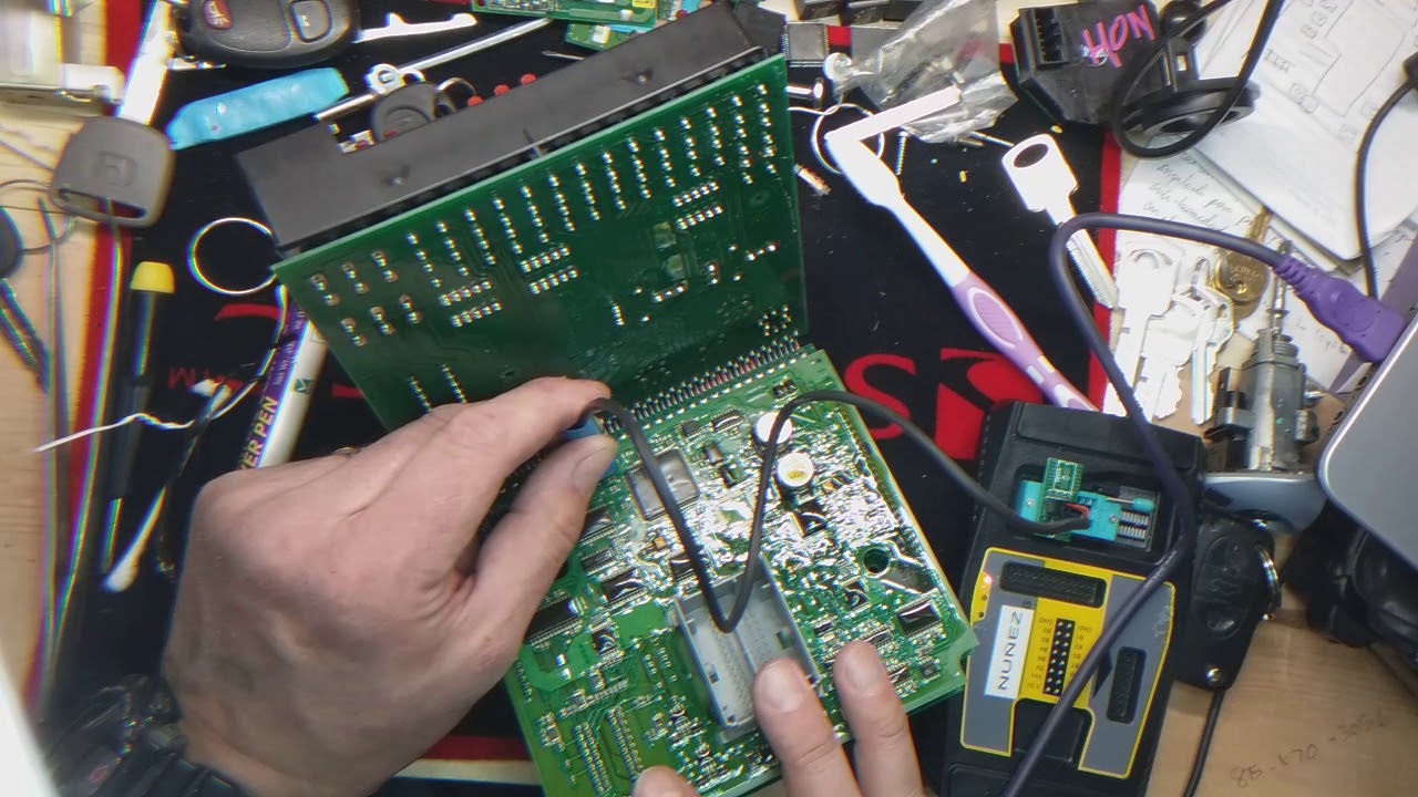 Eeprom locksmith reading a 2009 Volvo S60 CEM L and discovering the number of existing keys.