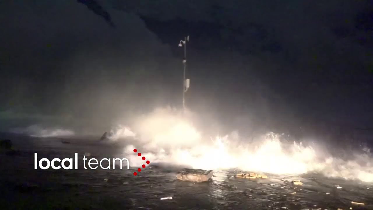 Napoli, violenta mareggiata: flagellato il lungomare di Mergellina