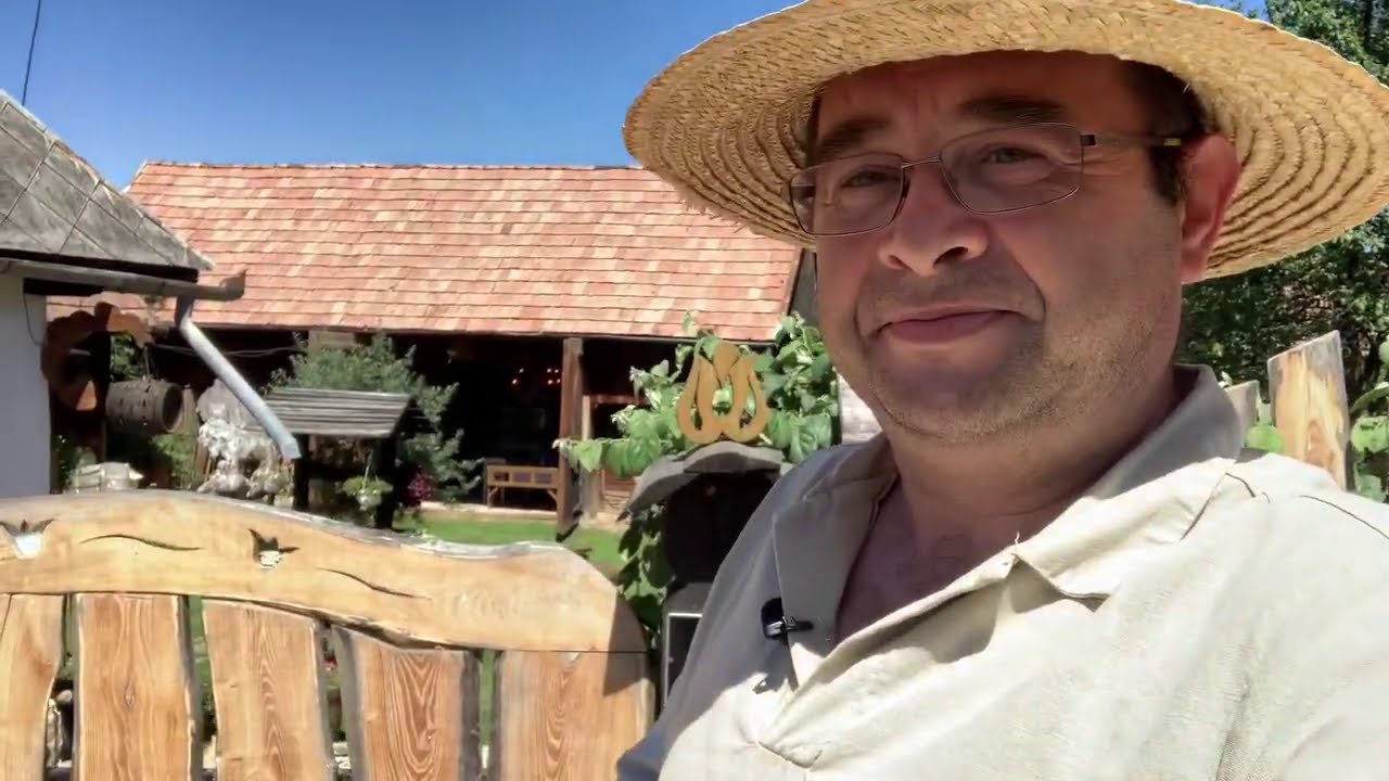 CASĂ RESTAURATĂ LA MĂNĂSTIRENI