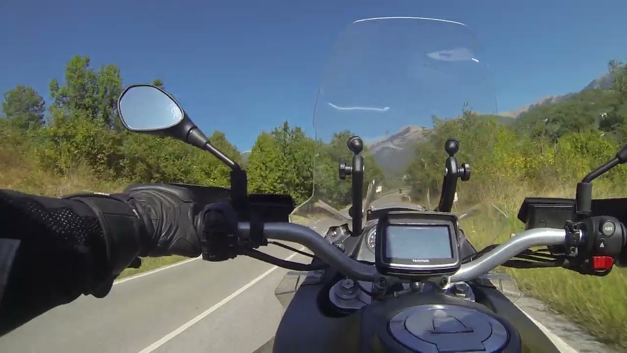 Strada collinare verso Forca d'Acero  Moto Guzzi Stelvio
