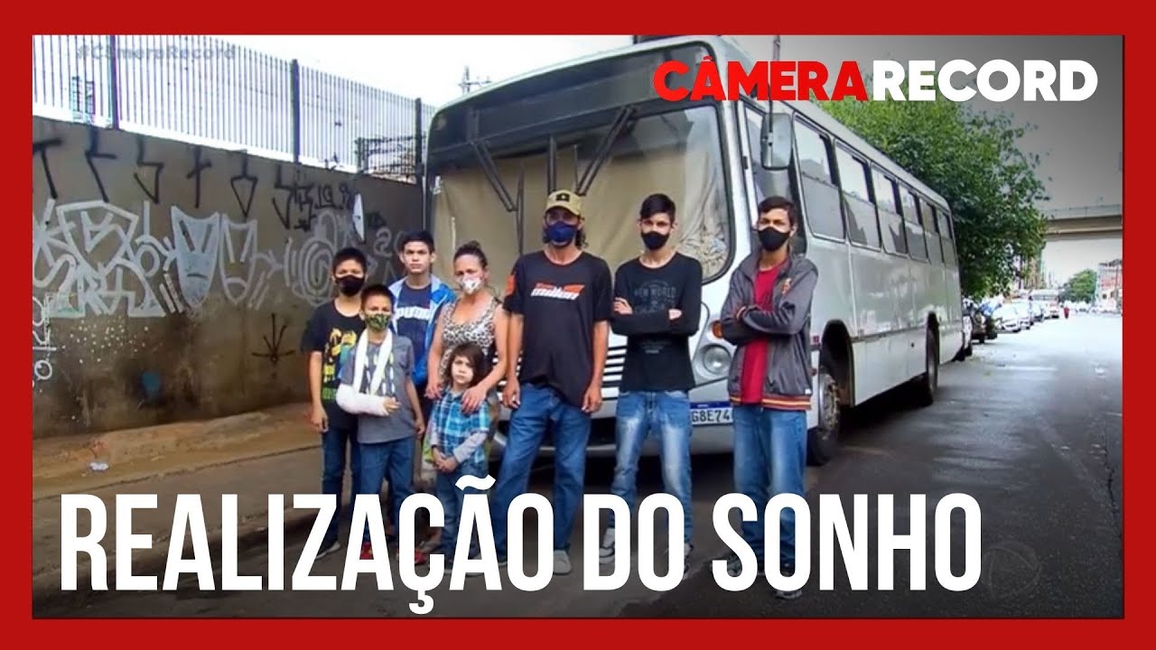 Família que vivia em ônibus conquista o sonho de se mudar para uma casa
