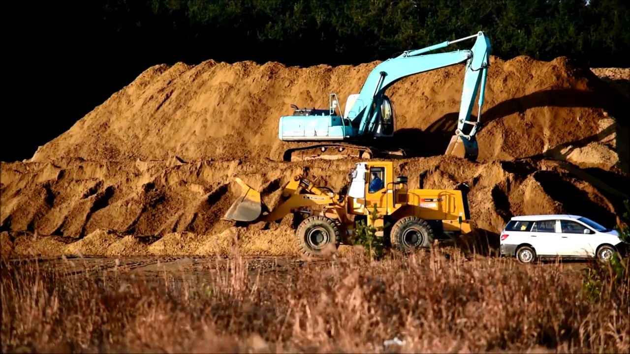 パワーショベルとホイルローダーとダンプカー砂山作り　オペレーターさん一人で2台運転してましたよ～
