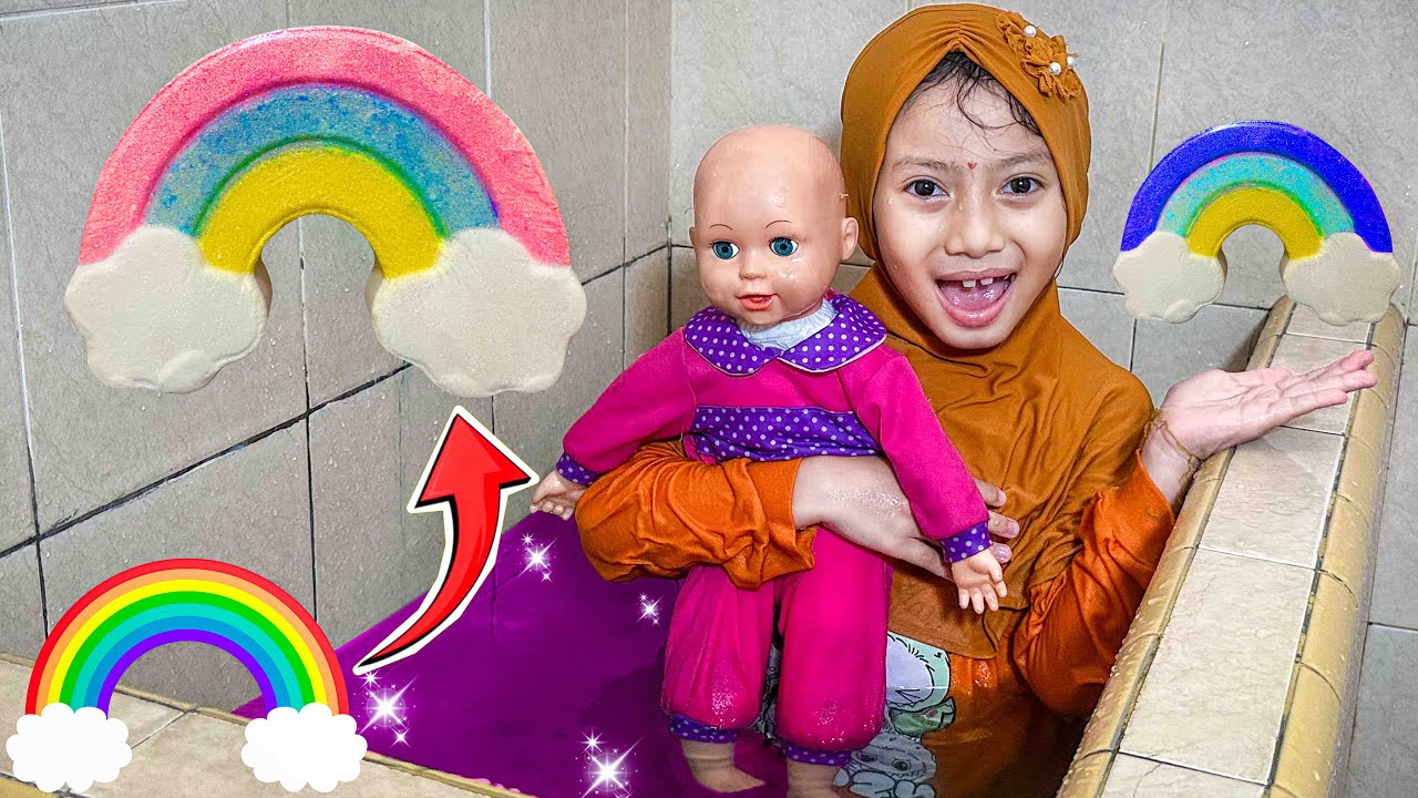 AQILA NYOBA MANDI PAKAI BATH BOMB PELANGI