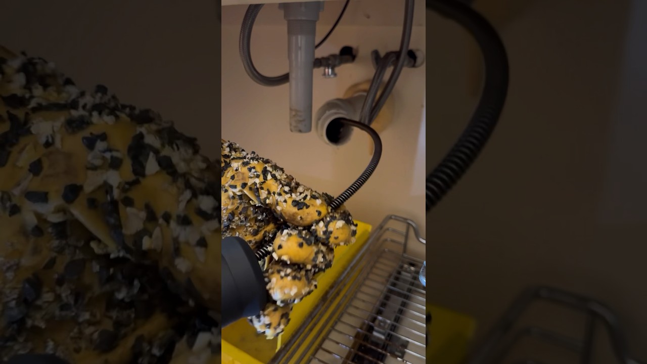 Прочистка слива в раковине в ванной