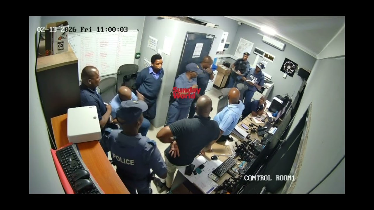 Сотрудники полиции ЮАР провели обыск в офисах Службы безопасности Кальвина и его семьи.