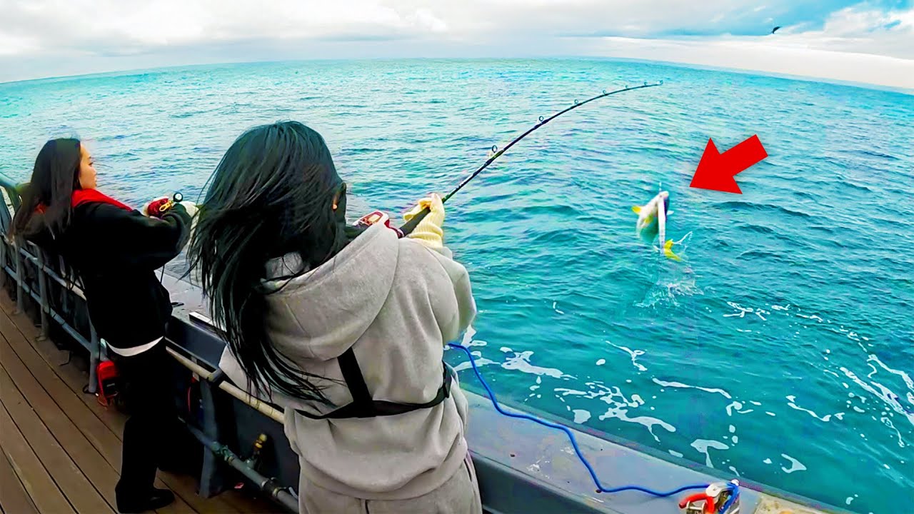 깊은 바닷속 거대 물고기를 잡아 올리는 자매 [낚시가자매🎣👯‍♀️]