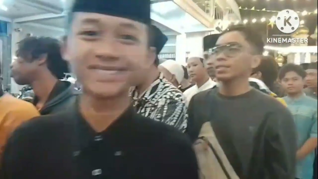 Adik adik budayakan antri ambil nasi  untuk buka bersama 