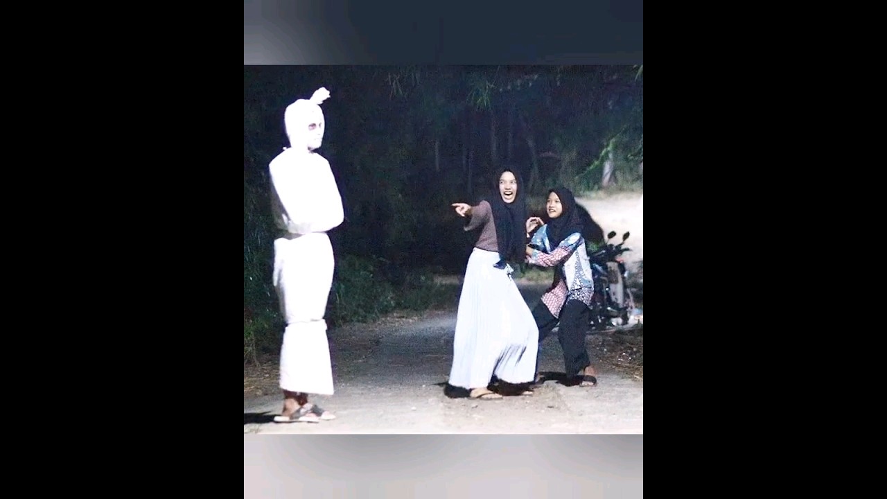 Prank Pocong ! Cobalah untuk tidak tertawa 😂🙏 