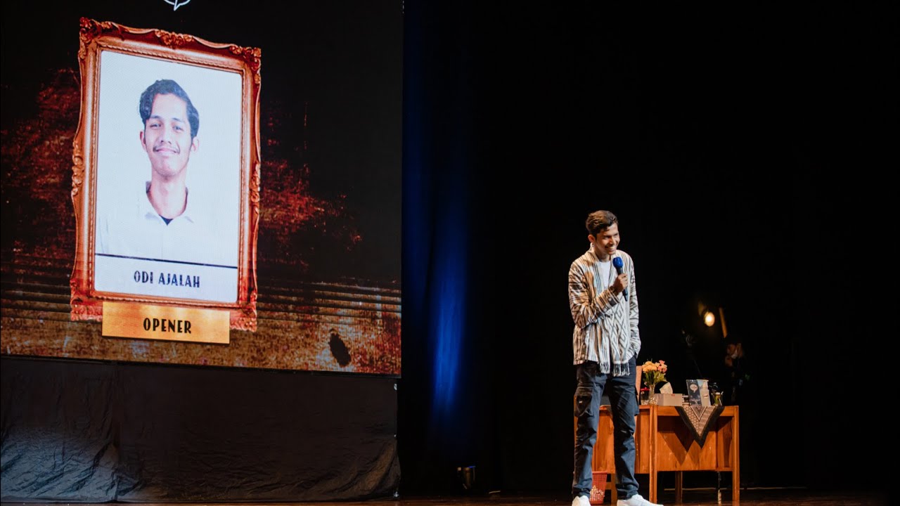 Penampilan pembuka pertunjukan stand up comedy spesial “Pahlawan Perlu Tanda Jasa” oleh Abdur Arsyad