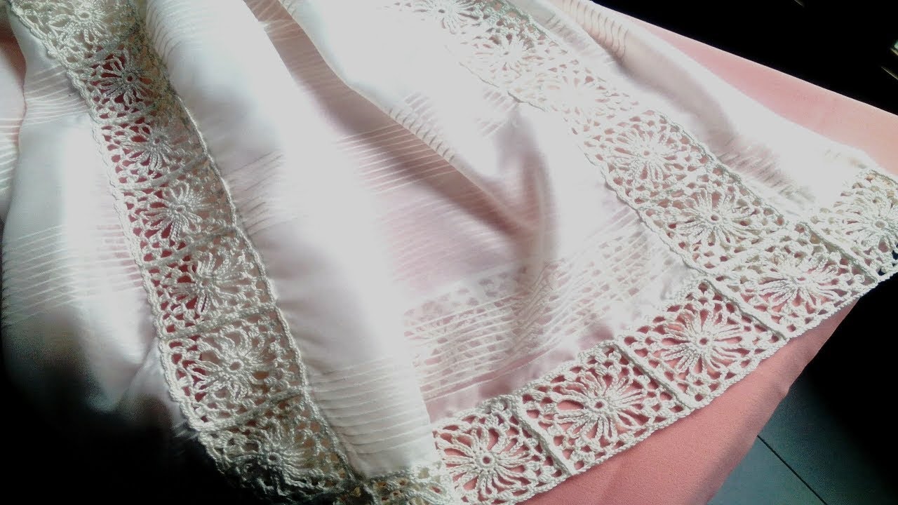 Cortina con adornos de crochet