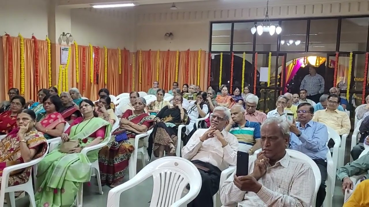 Badal jaaye agar maali by Atul Mishra an inspiring song being sung to the senior citizens of Pune