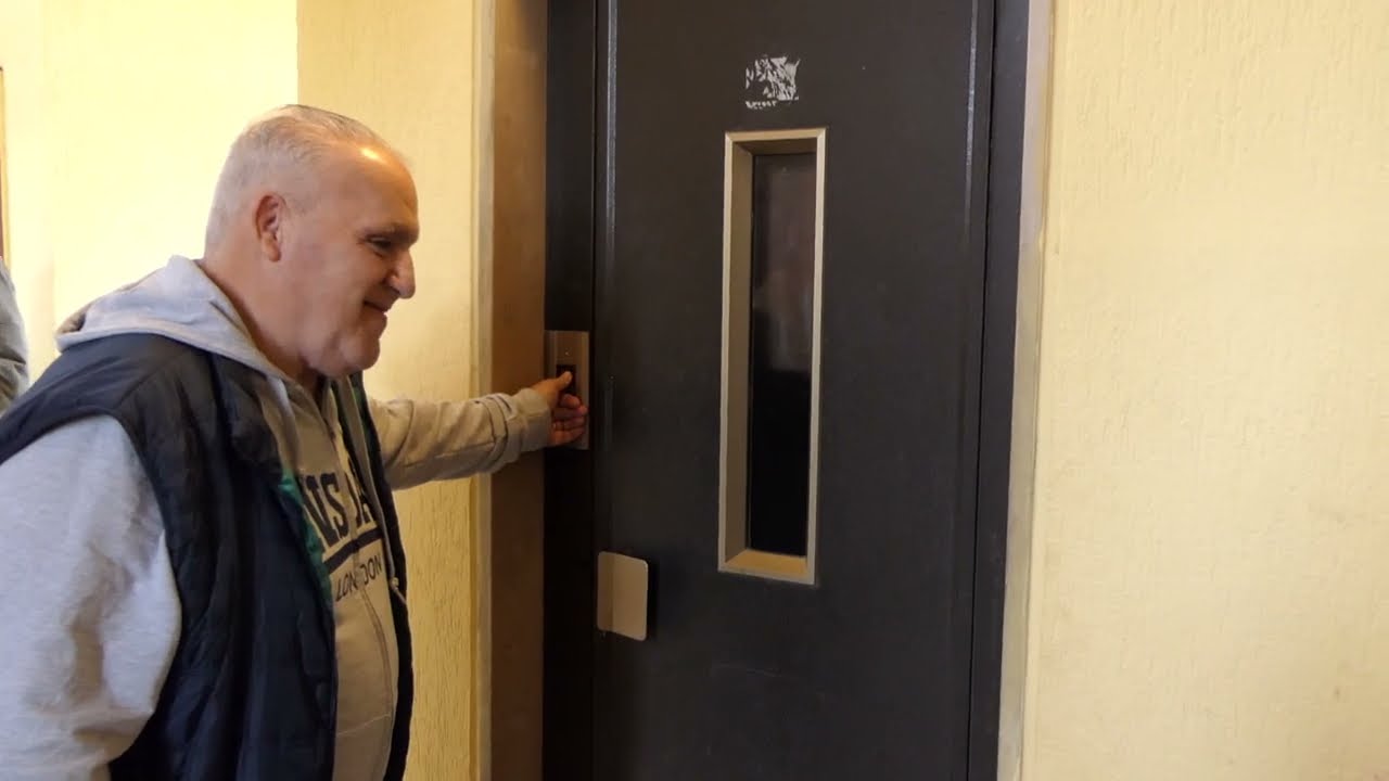 Fiumicino: da 15 giorni ascensore fermo in via Tago. Protestano gli inquilini - Canale 10