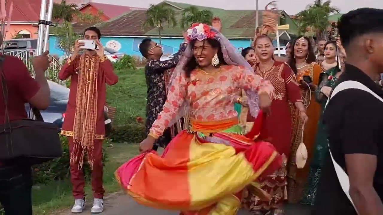 Nachaniya Kausaliyaa ( Nickerie ) arriving with Baraat ( Kausiliyaa is a student of Nachaniya Rupaa)