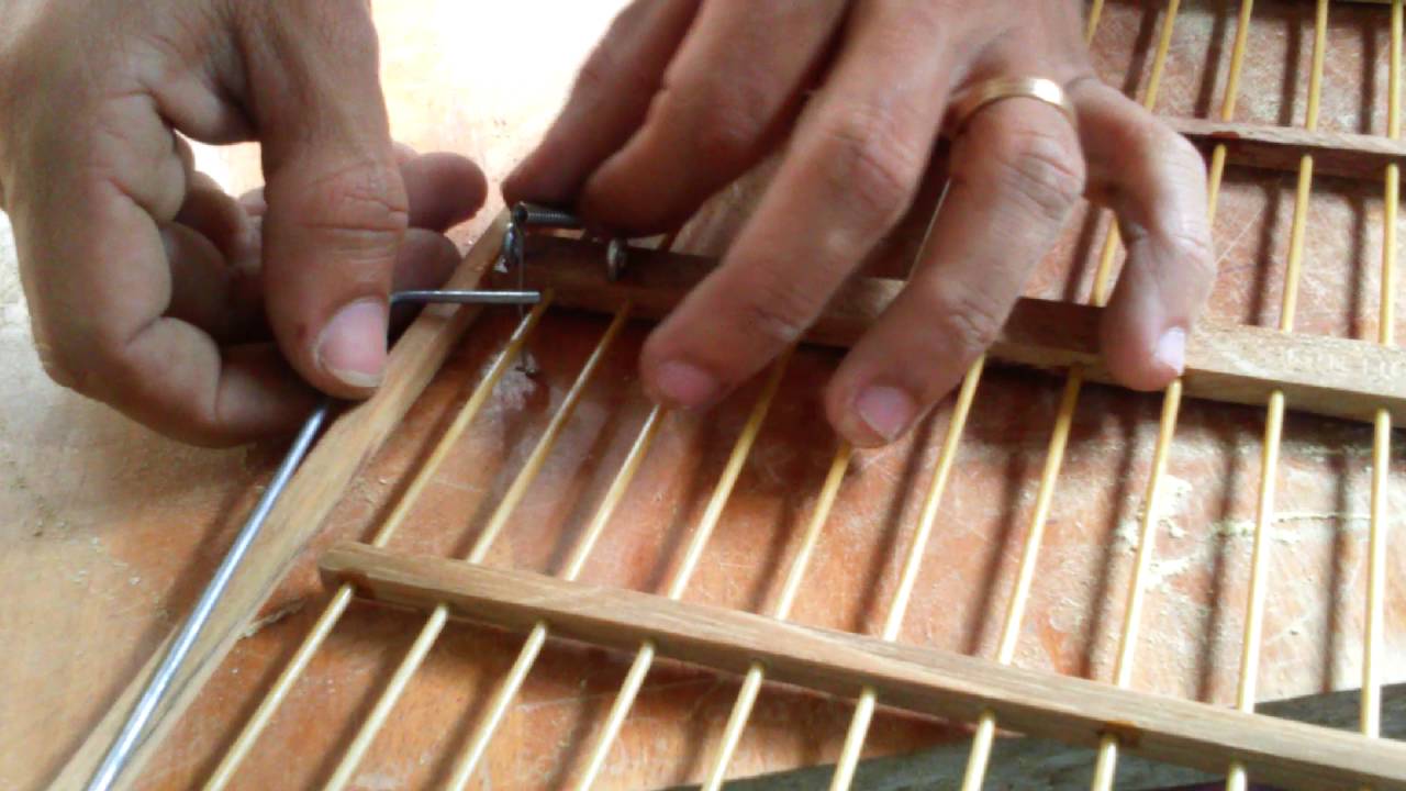 Aprenda a fazer trava do alçapão de rede e a fixa as molas