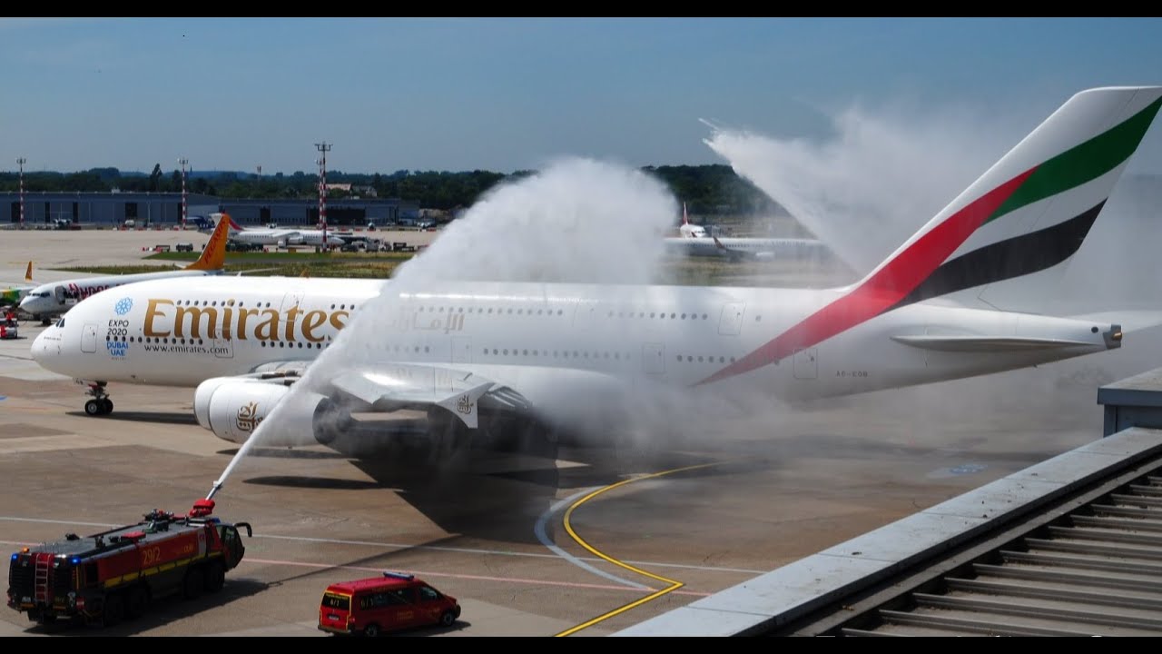 Erste Emirates A380 Landung Flughafen Düsseldorf - mit Water Cannon Salute Begrüßung