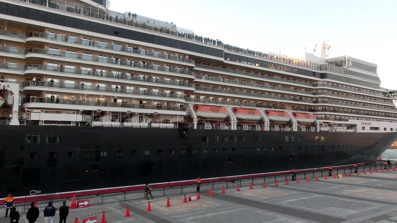 長崎を出港する豪華客船クイーンエリザベス号 - Queen Elizabeth cruise ship leaving Port Nagasaki
