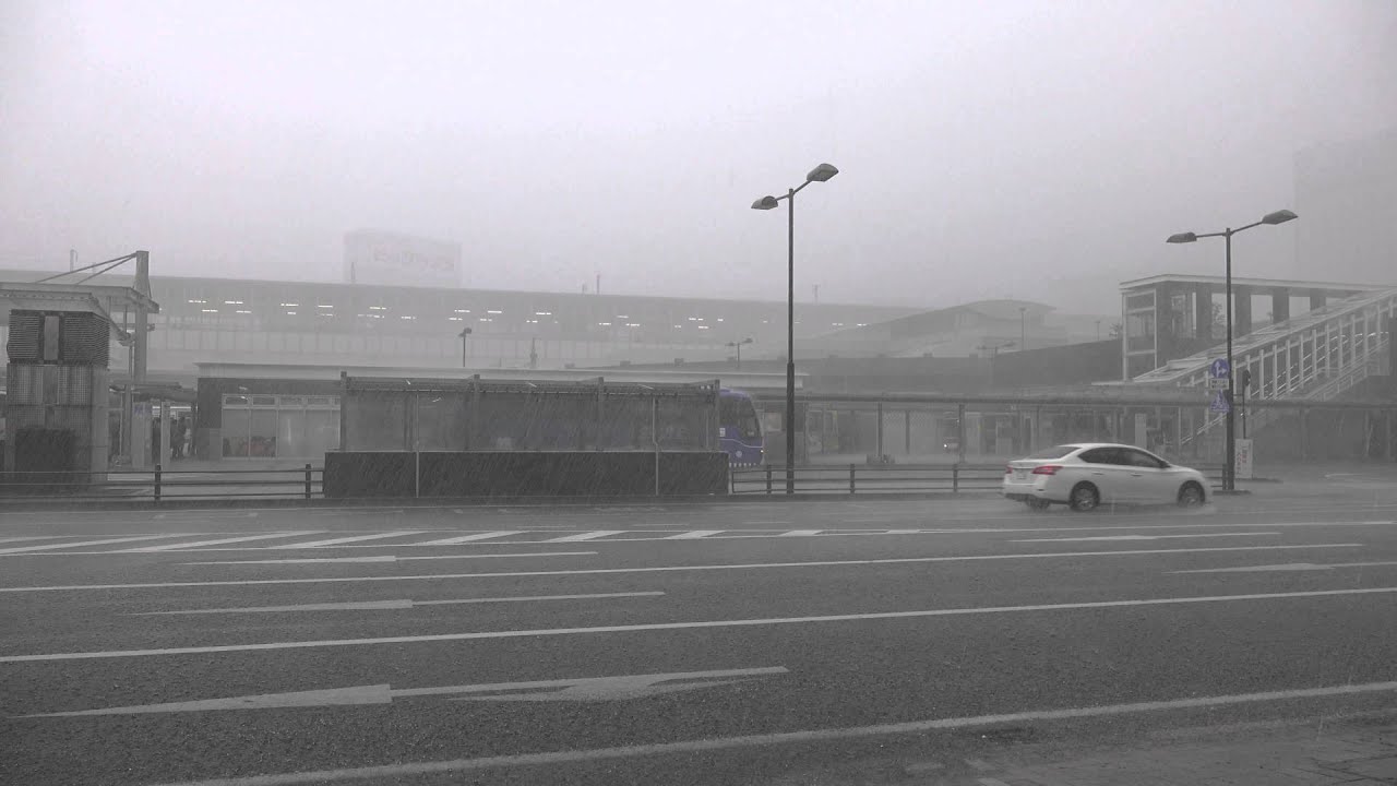 突然の雨、岡山駅西口