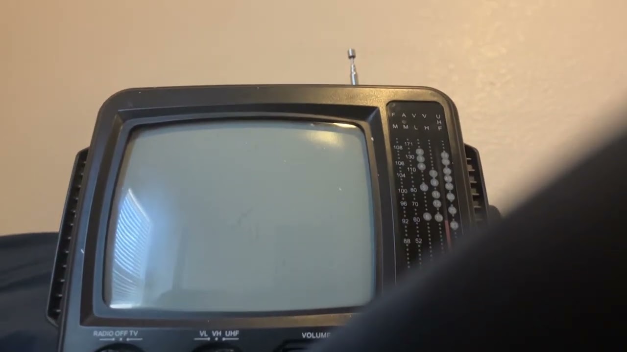 B/W|BLACK AND WHITЕ Mini Personal Tv With Am/FM Radio !