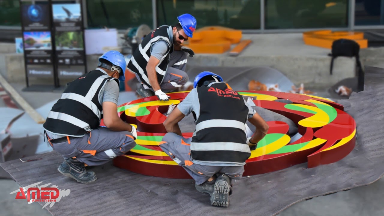Installing signage for (Gulan Mall) in Erbil-  دانانی تابلۆکانی (گوڵان مۆڵ) لە هەولێر