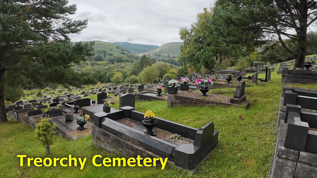 Treorchy Cemetery, South Wales, UK: Beautifully situated in the Welsh valleys