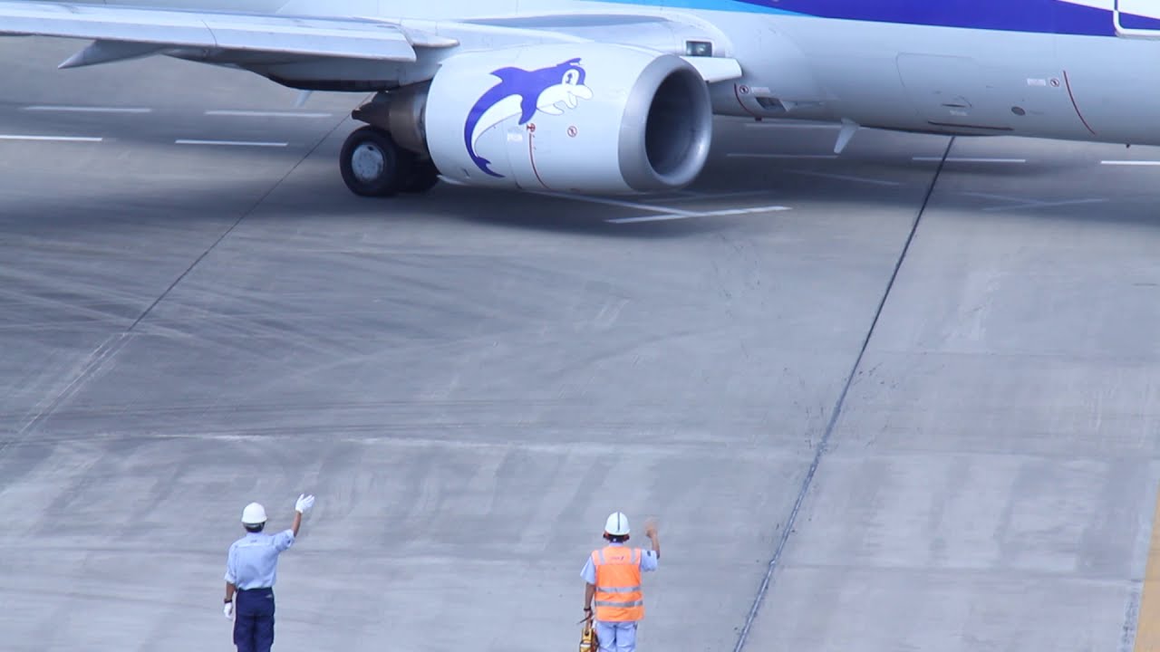 Polite Japanese ground crew waves to departing plane #shorts