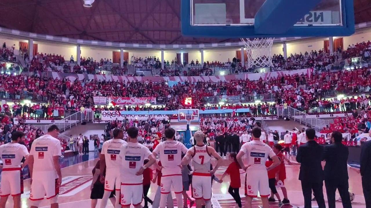 Il tifo dei 5700 del PalaTrieste per la vittoria della Pallacanestro Trieste