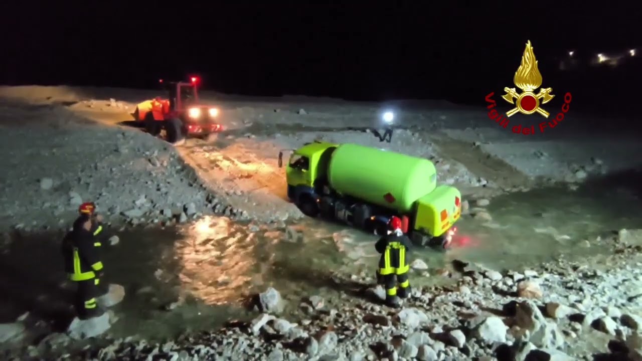 Un'autocisterna carica di Gpl bloccata durante l'attraversamento di un guado sul Piave