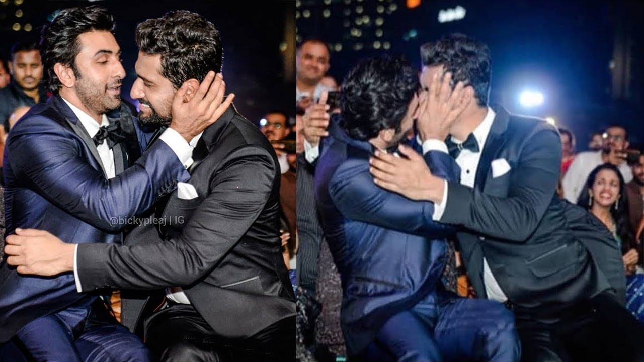 Ranbir Kapoor Forcibly KISSES Vicky Kaushal at 64th Vimal Filmfare Awards 2019