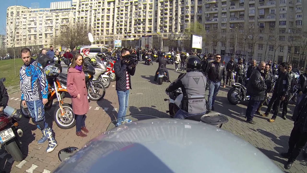 Deschiderea sezon moto parcarea de la piata Alba Iulia inainte de-a se firma coloana moto!