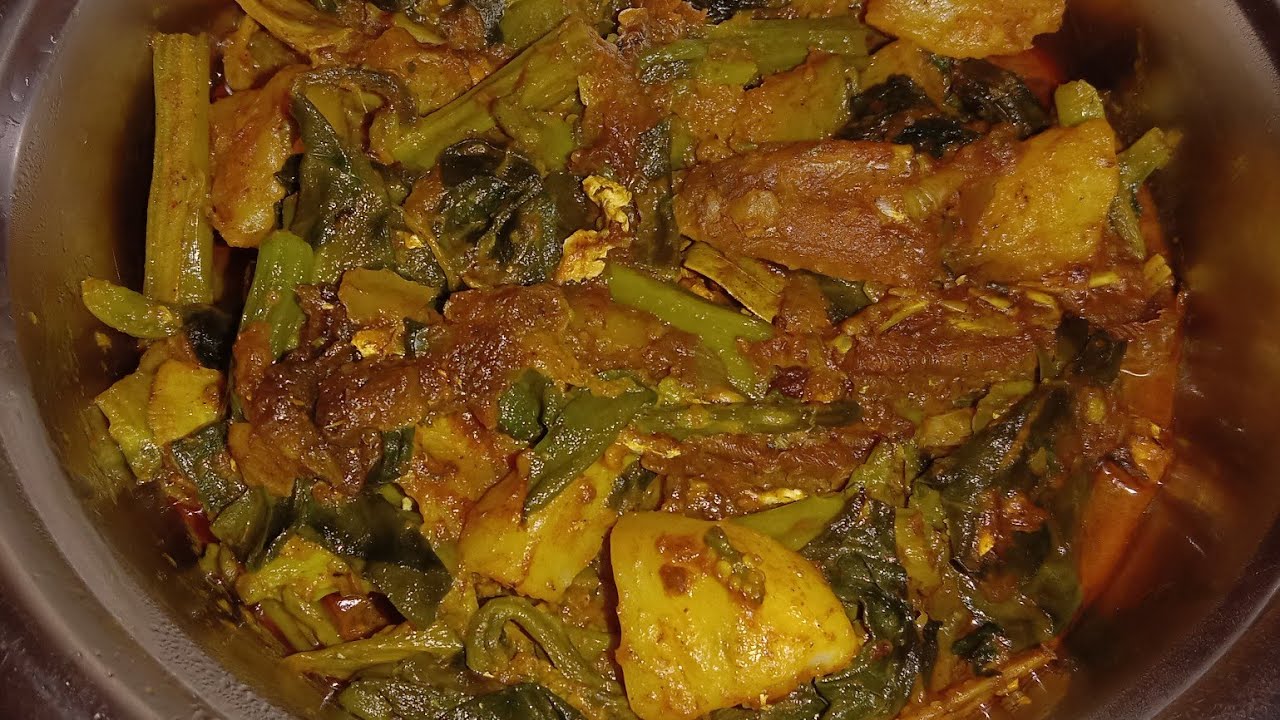 রুই মাছের তেল দিয়ে পুঁই মিটুলী চচ্চড়ি একবার না বানালে টোটাল মিস। রূপে গুণে স্বাদে ভরা।